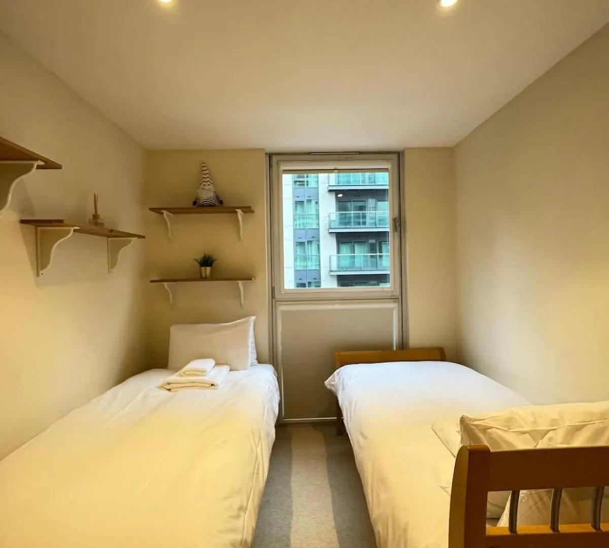 Contemporary 2Bd Flat Wbalcony Canary Wharf! London United Kingdom