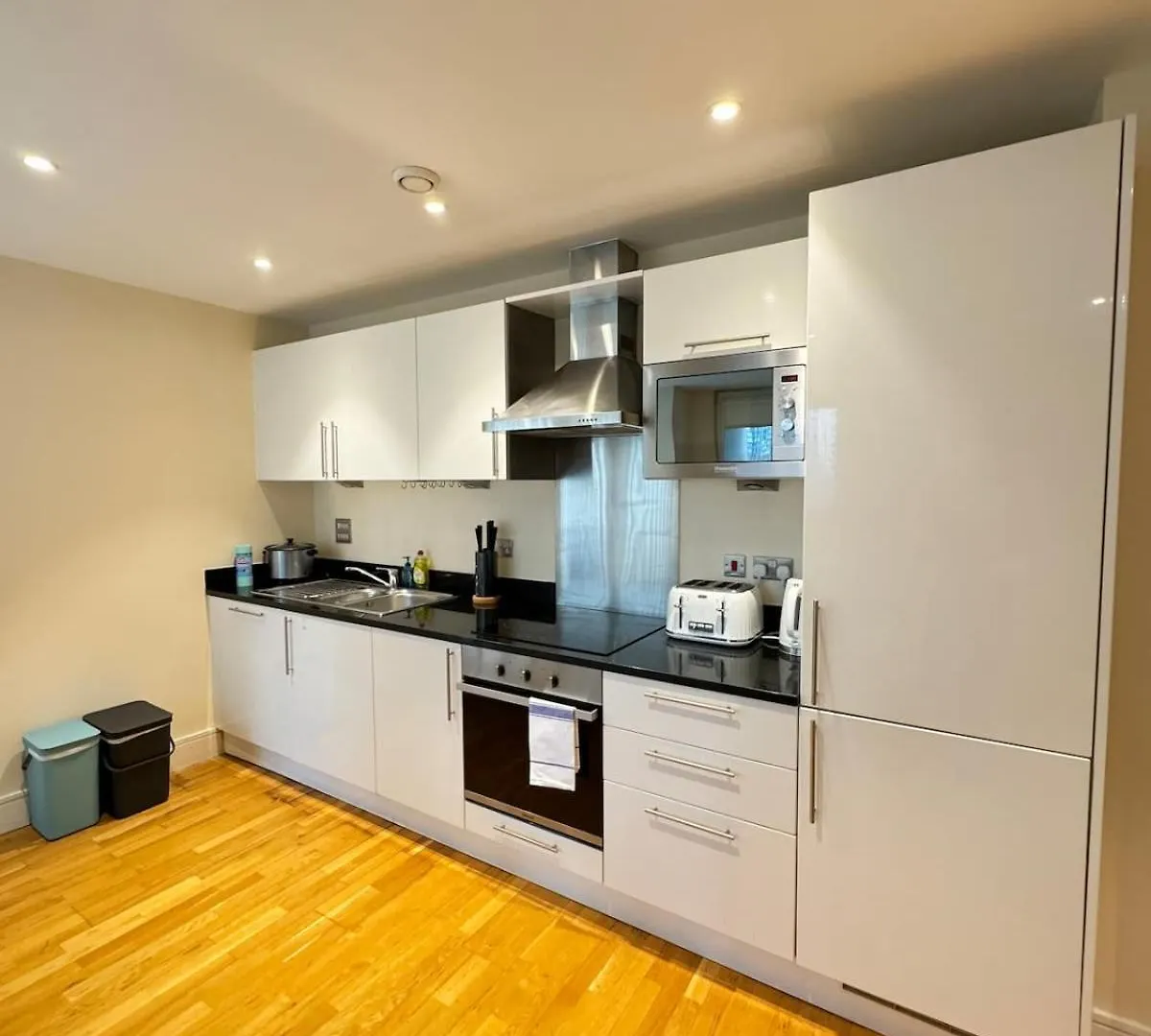 Contemporary 2Bd Flat Wbalcony Canary Wharf! London Apartment