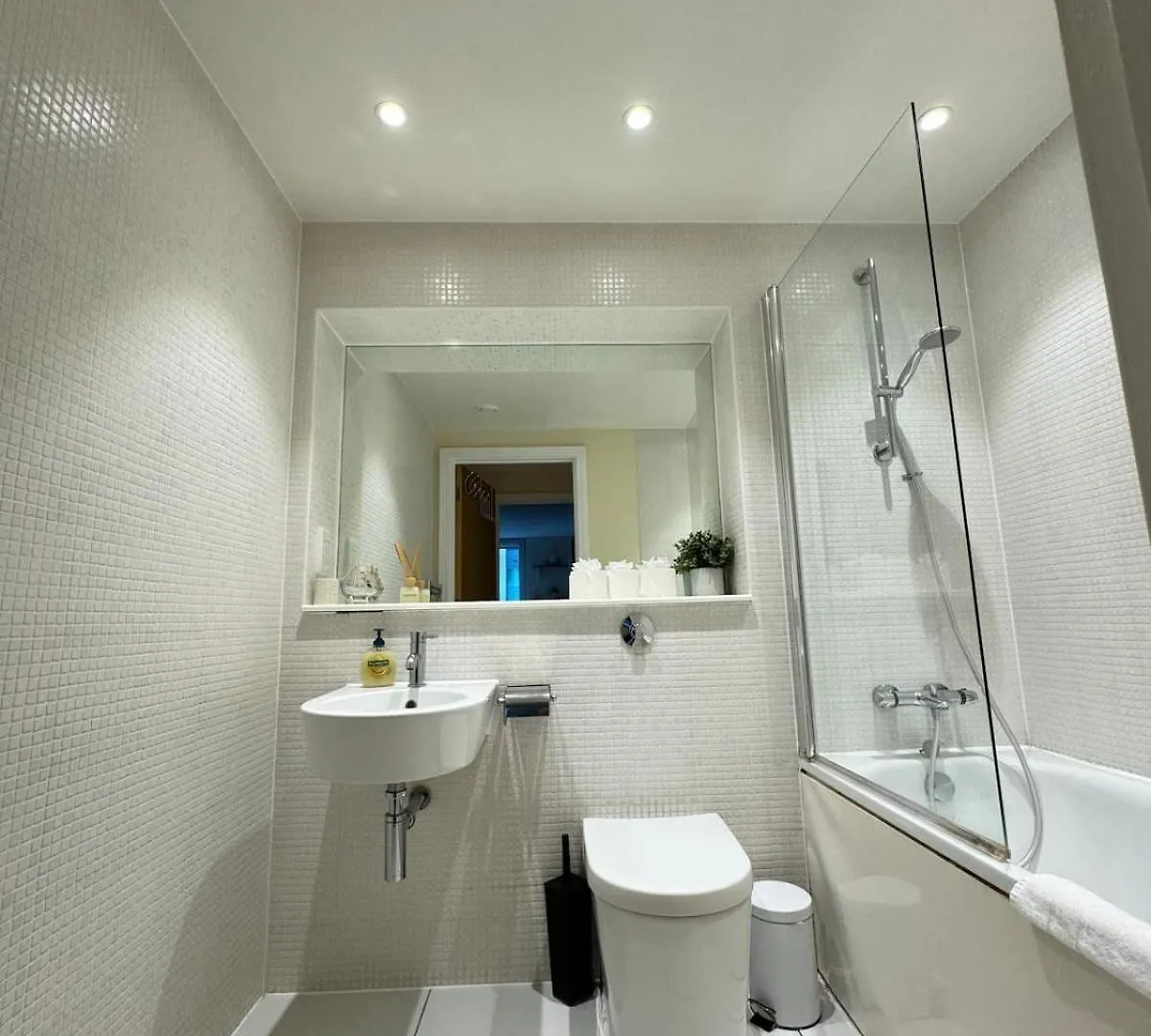 Contemporary 2Bd Flat Wbalcony Canary Wharf! London