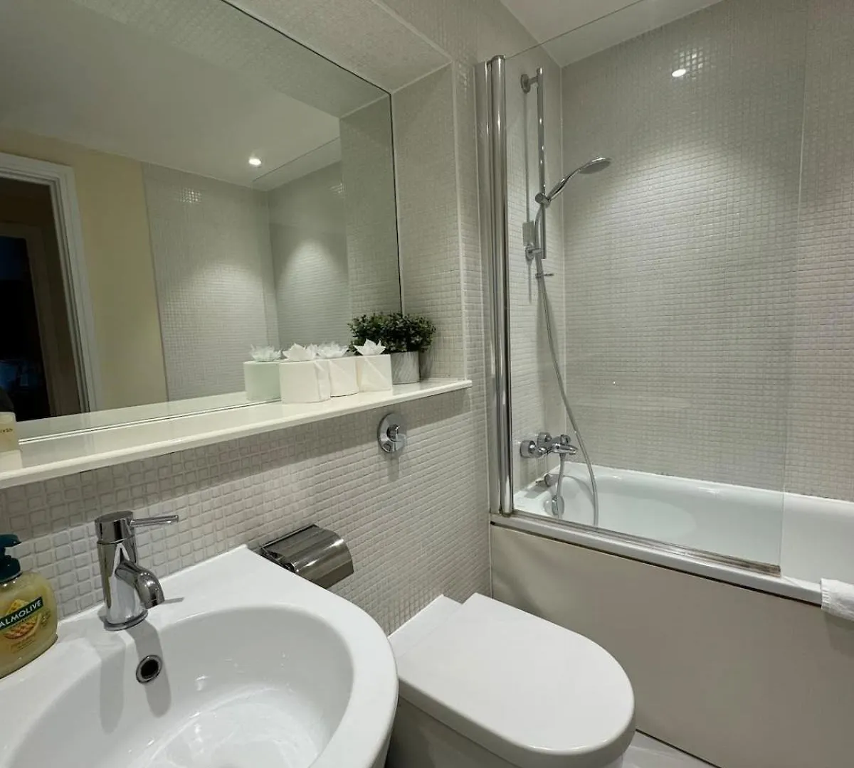 Contemporary 2Bd Flat Wbalcony Canary Wharf! London Lägenhet